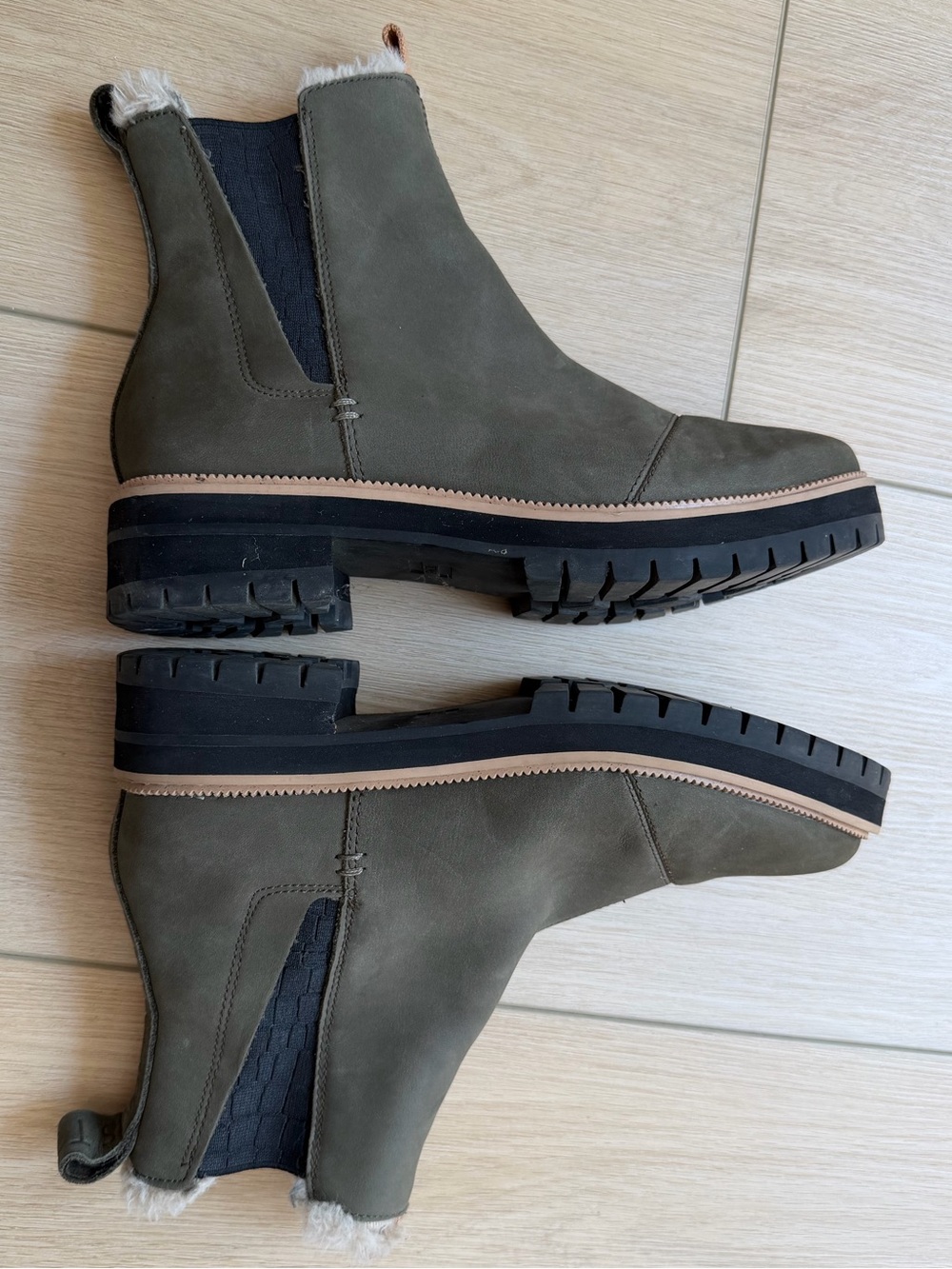 TOMS Dakota Chelsea Boots Women’s size 8